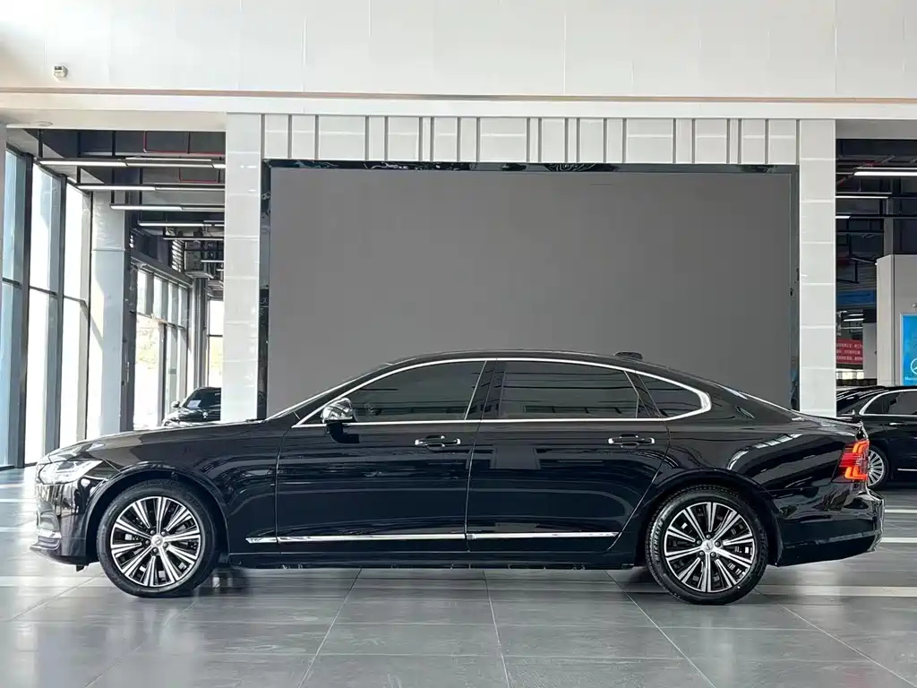 VOLVO S90 2022