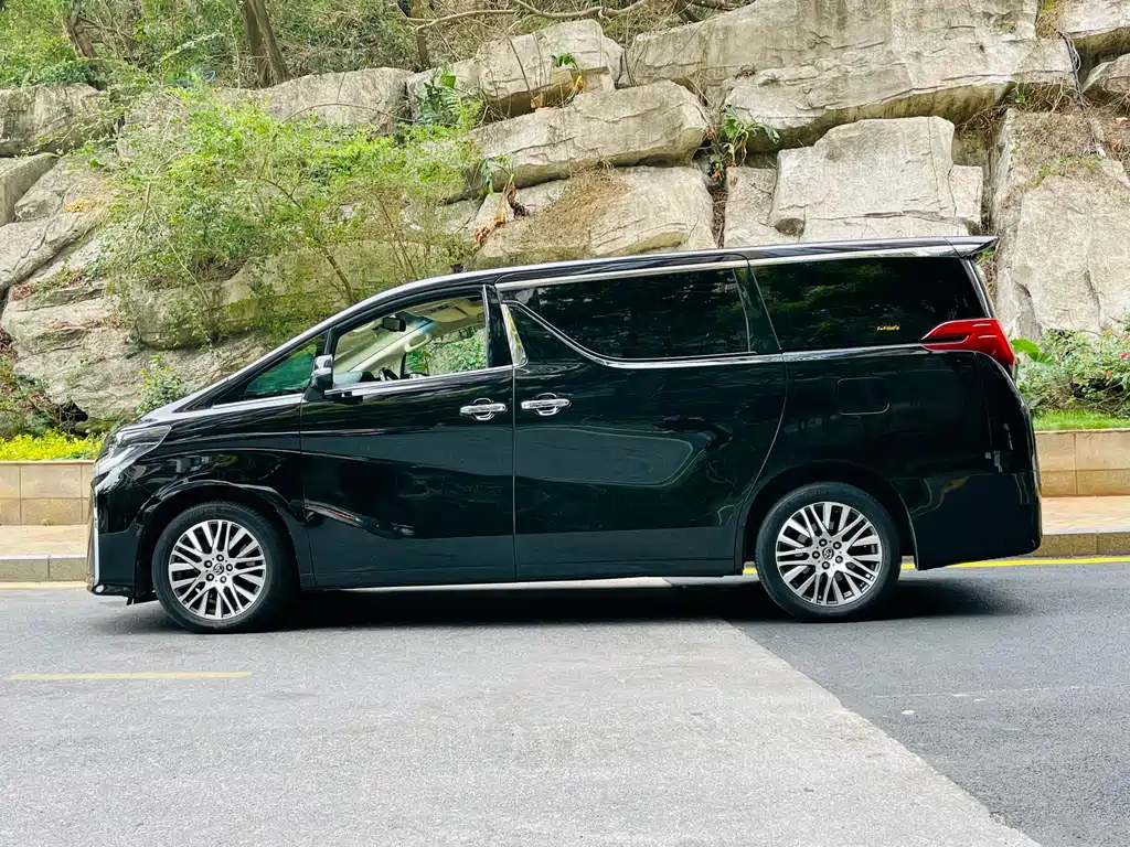TOYOTA ALPHARD 2017