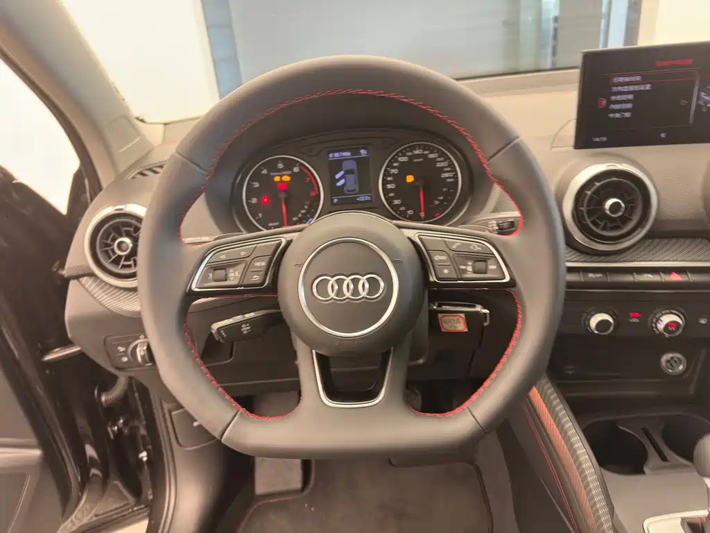 AUDI Q2L 2024
