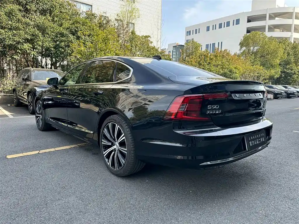 VOLVO S90 2023