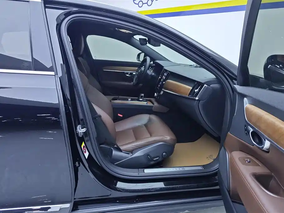 VOLVO S90 2023
