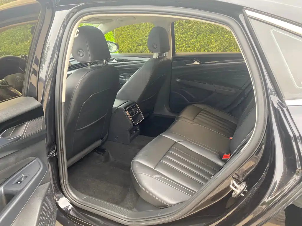 VOLKSWAGEN PASSAT 2022