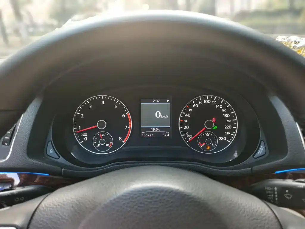 VOLKSWAGEN PASSAT 2012