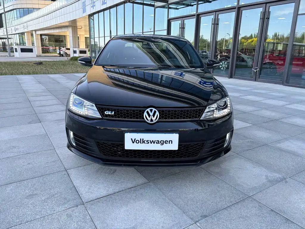 VOLKSWAGEN SAGITAR 2013