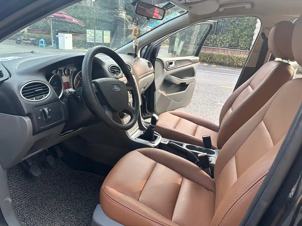 FORD FOCUS 2010