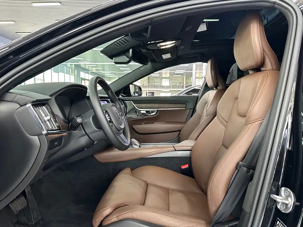 VOLVO S90 2023