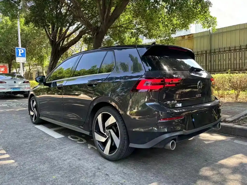 VOLKSWAGEN GOLF 2023