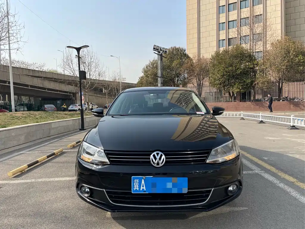VOLKSWAGEN SAGITAR 2015