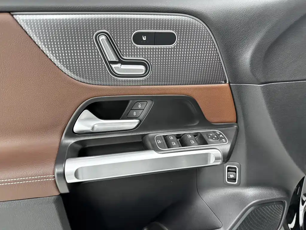 MERCEDES BENZ GLB 2023