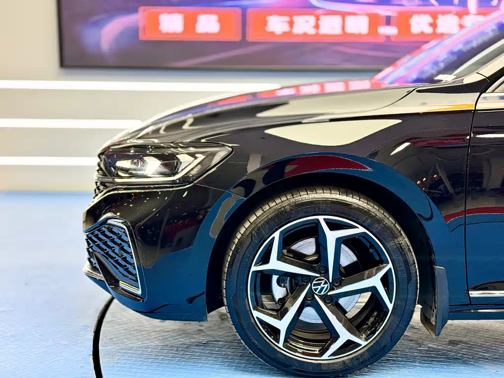 VOLKSWAGEN PASSAT 2023