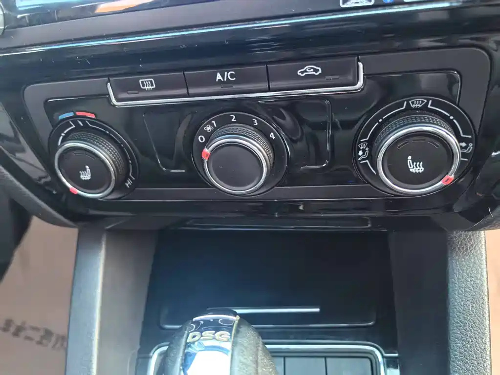 VOLKSWAGEN SAGITAR 2015