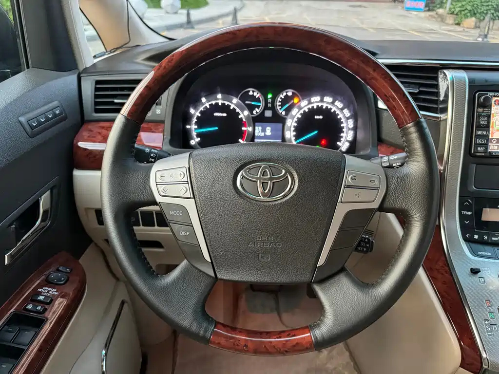 TOYOTA ALPHARD 2011