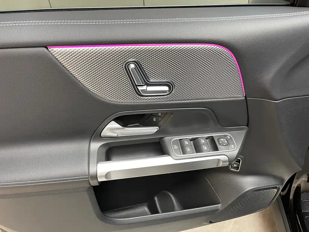 MERCEDES BENZ GLB 2023