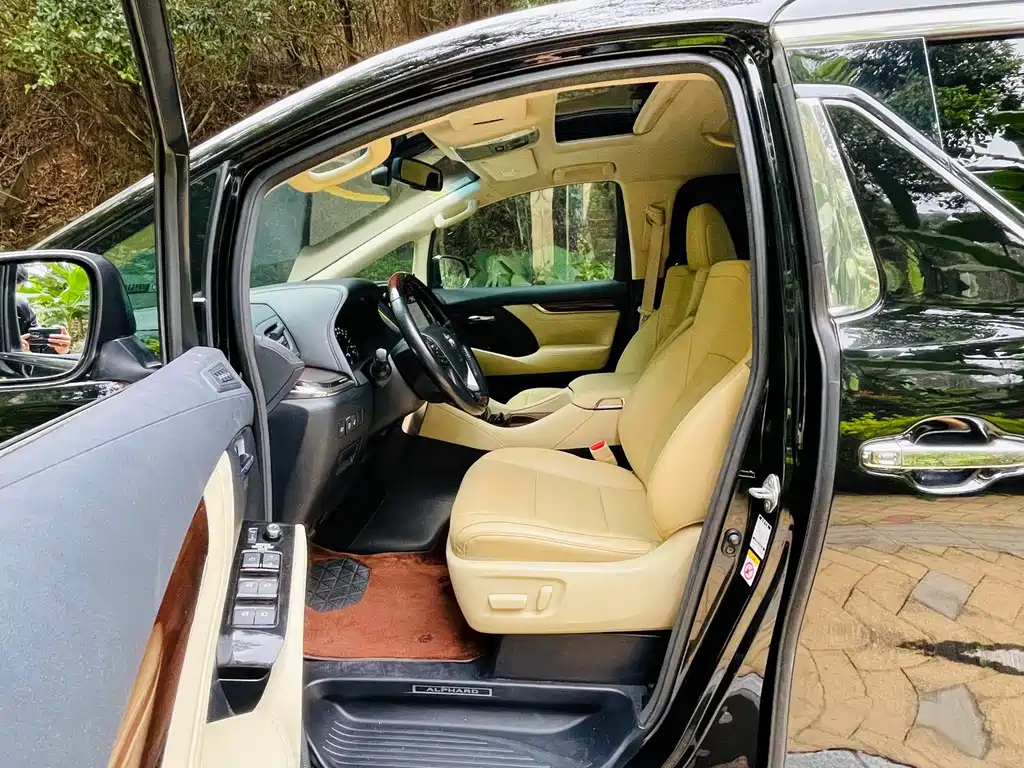 TOYOTA ALPHARD 2017
