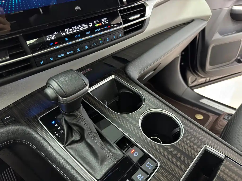 TOYOTA GRANVIA 2023