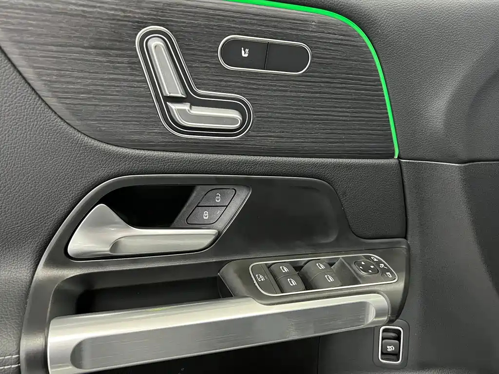 MERCEDES BENZ GLB 2023