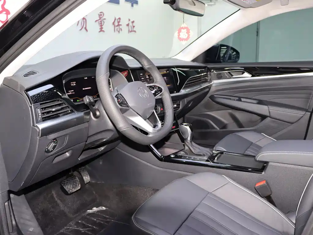 VOLKSWAGEN PASSAT 2024