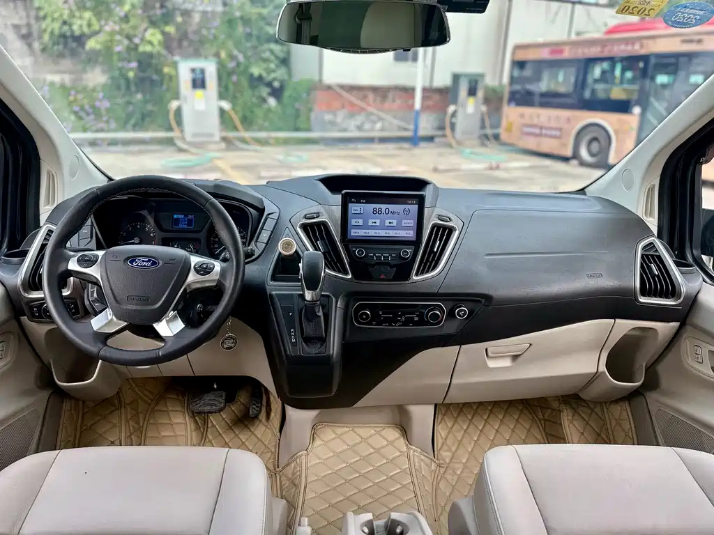 FORD TOUREO 2018