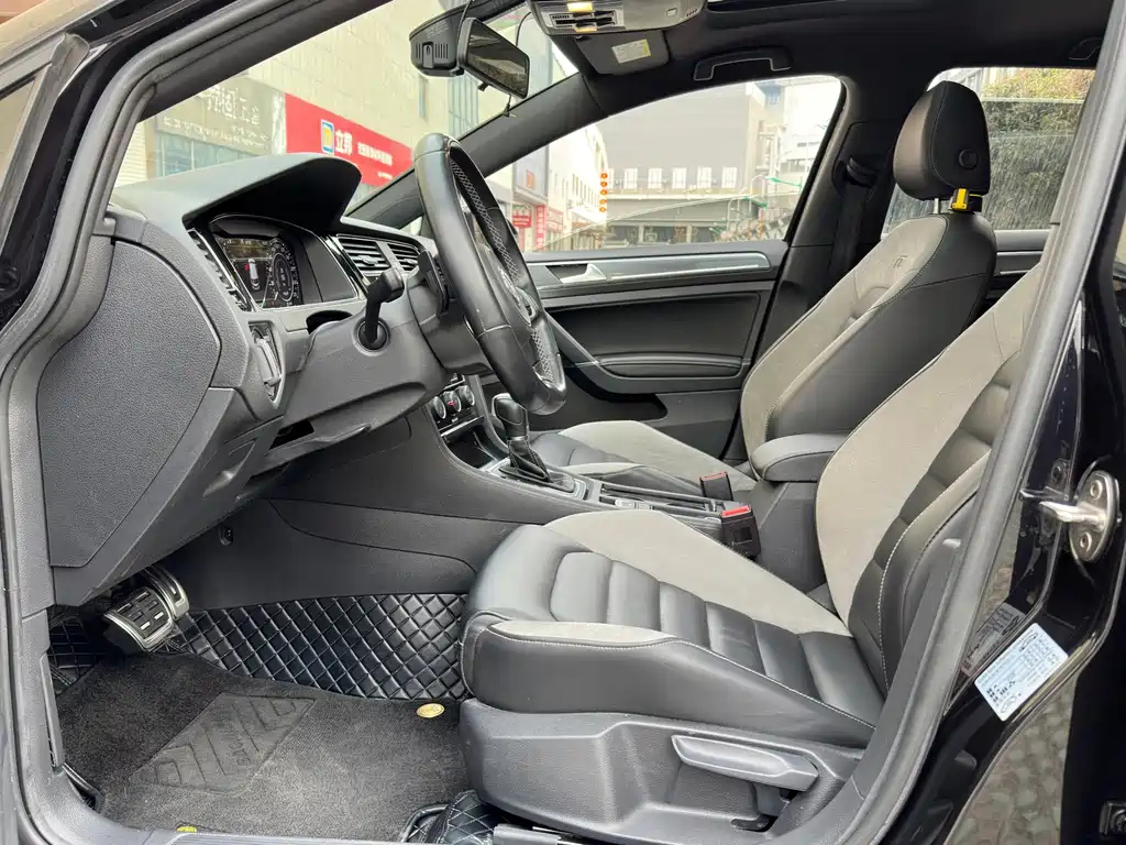 VOLKSWAGEN GOLF 2020
