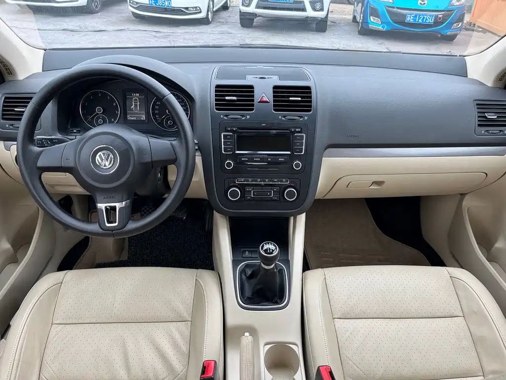 VOLKSWAGEN SAGITAR 2011