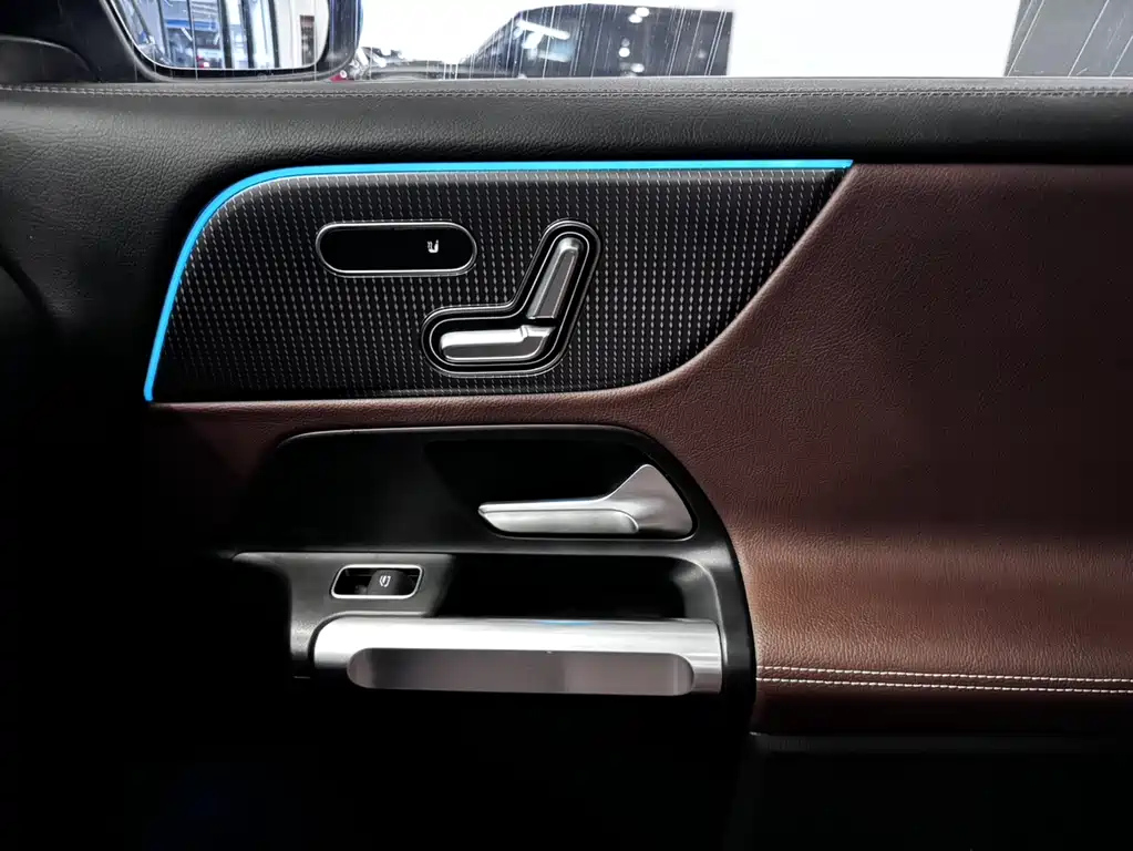 MERCEDES BENZ GLB 2023