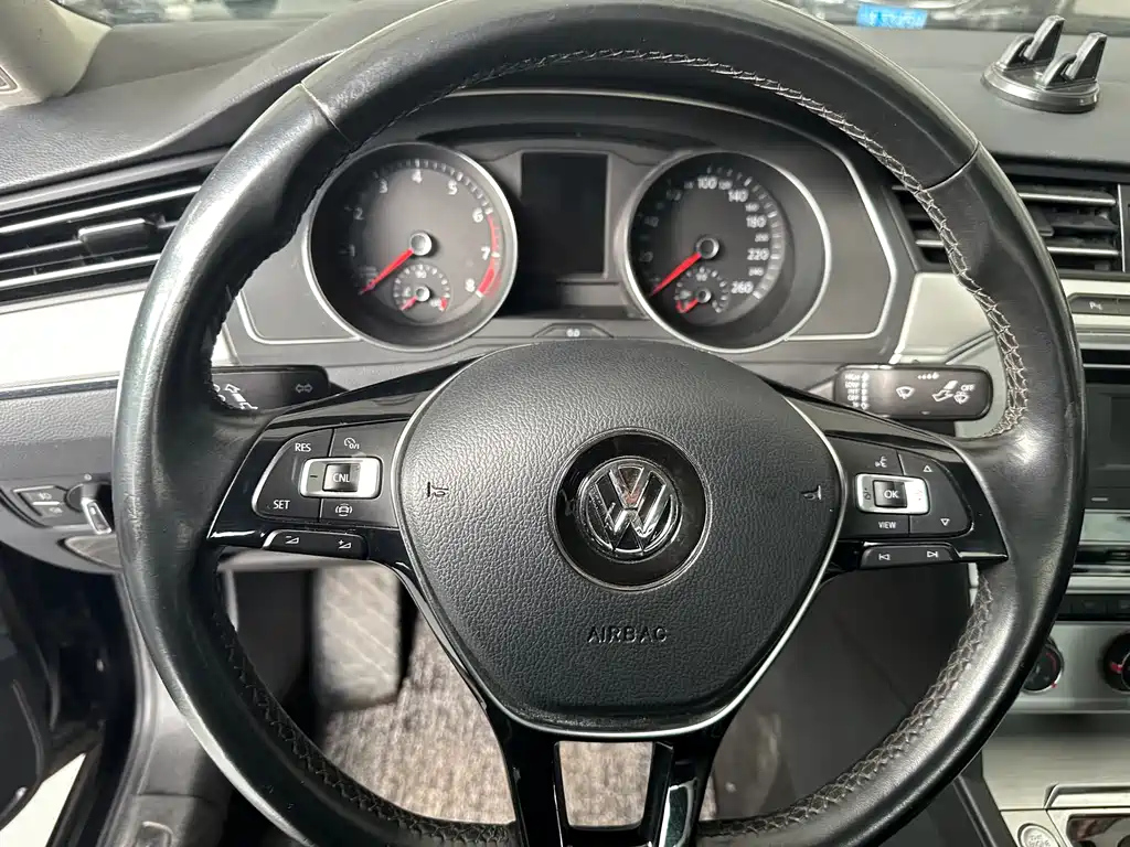 VOLKSWAGEN MAGOTAN 2020