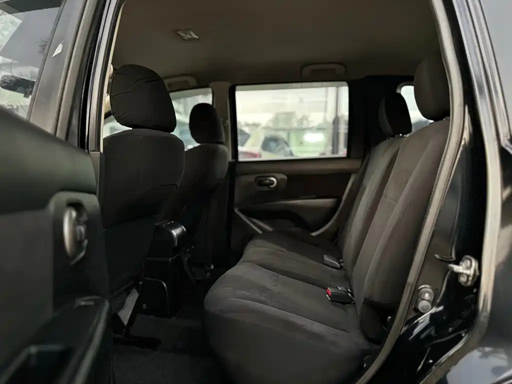 NISSAN LIVINA 2015