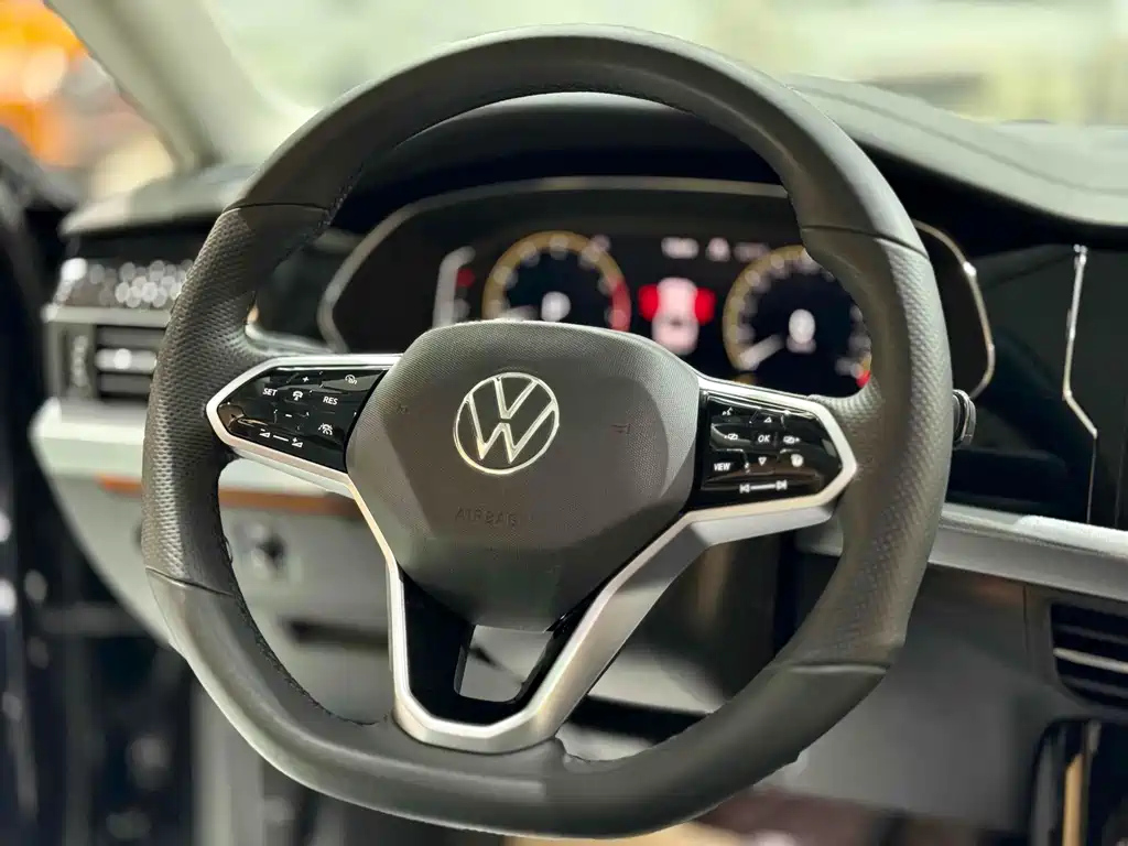 VOLKSWAGEN PASSAT 2023