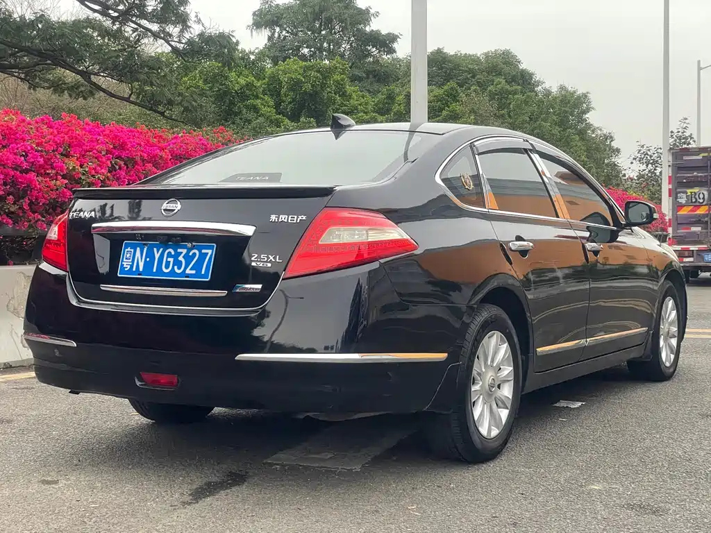 NISSAN TEANA 2010