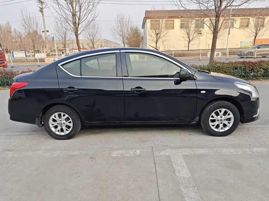 NISSAN SUNNY 2015