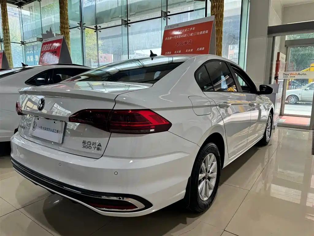 VOLKSWAGEN BORA 2023