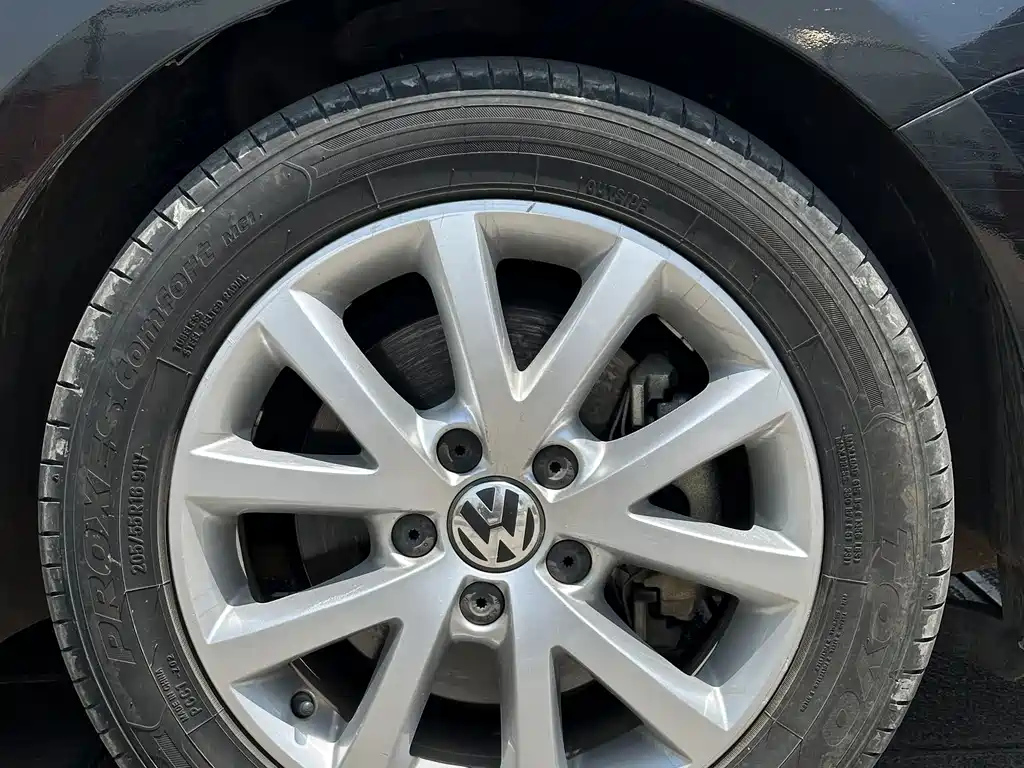 VOLKSWAGEN SAGITAR 2013
