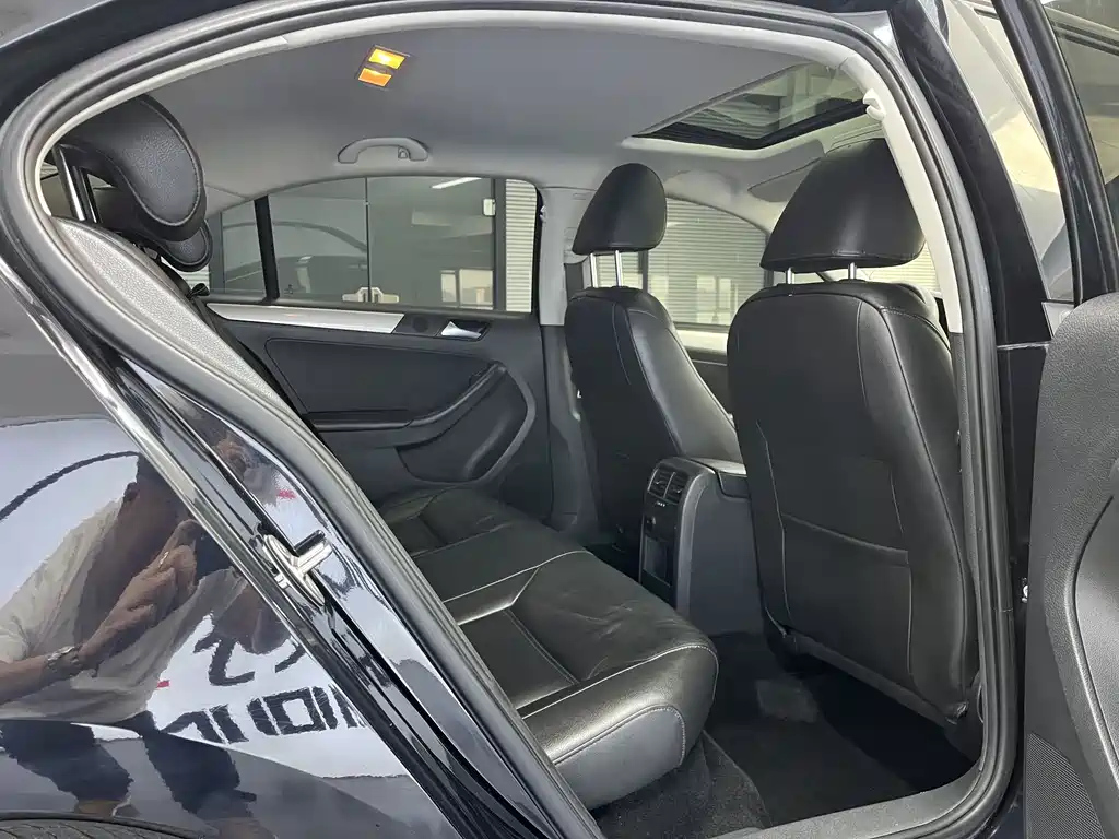 VOLKSWAGEN SAGITAR 2012