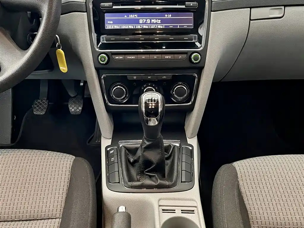 SKODA SUPERB 2010