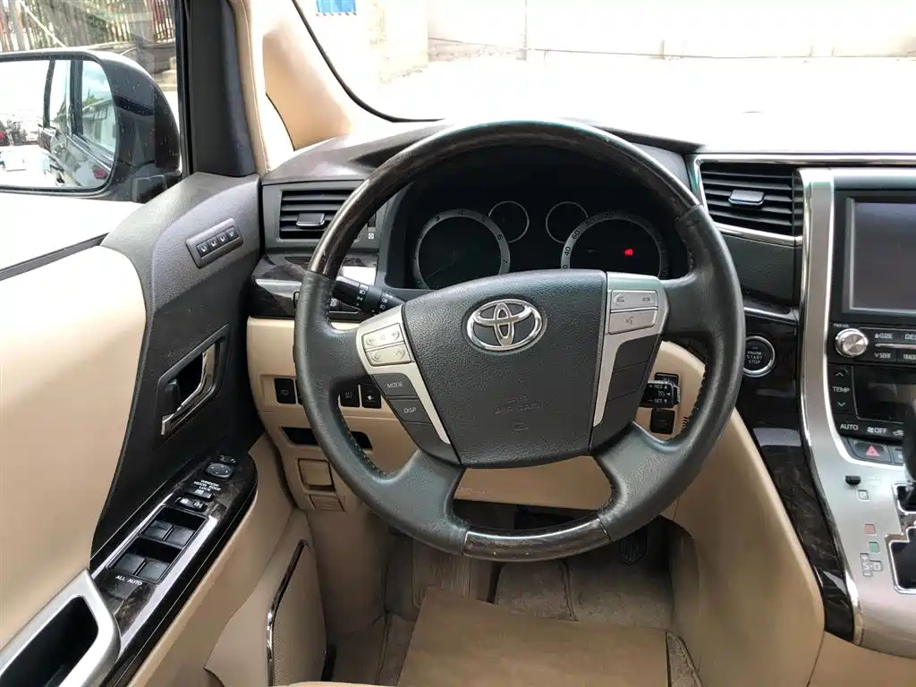 TOYOTA ALPHARD 2012