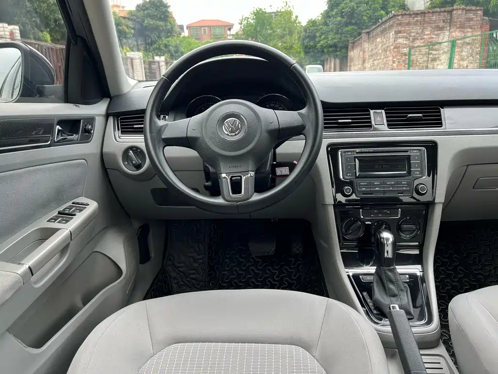 VOLKSWAGEN BORA 2015