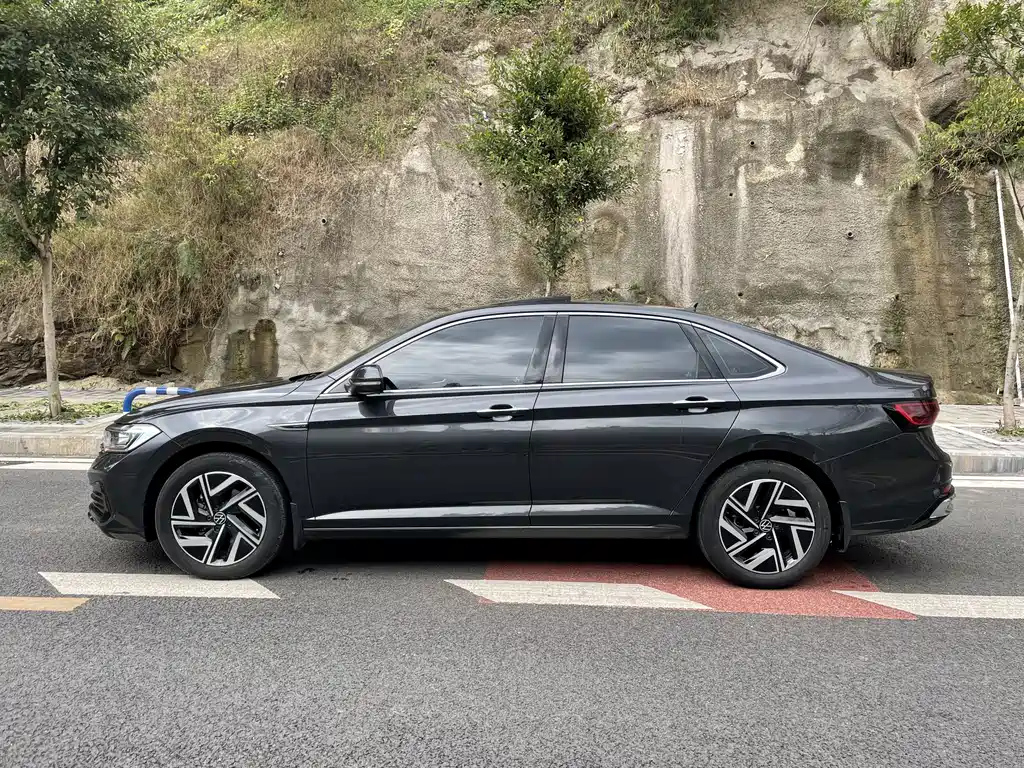 VOLKSWAGEN SAGITAR 2022