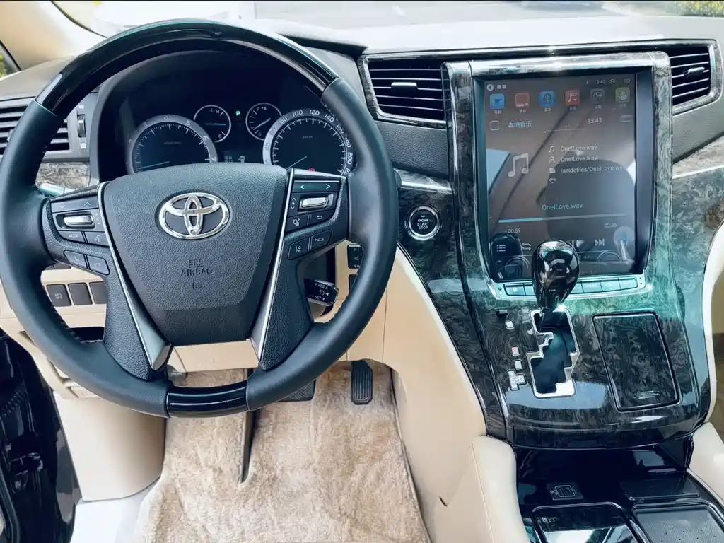 TOYOTA ALPHARD 2011