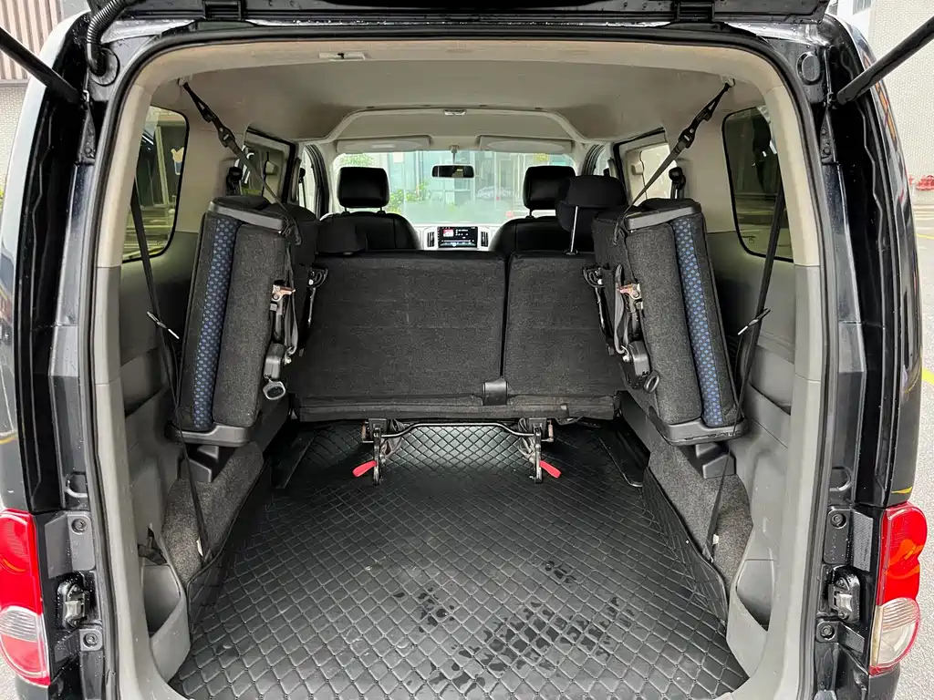 NISSAN NV200 2013
