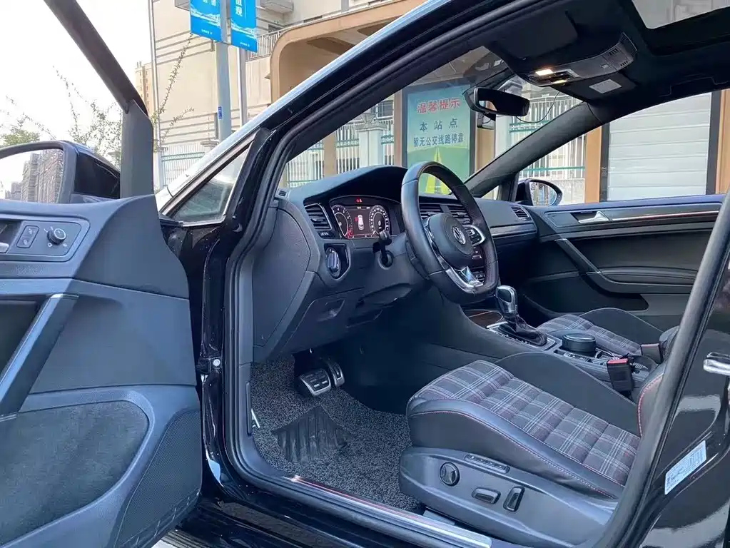 VOLKSWAGEN GOLF 2018