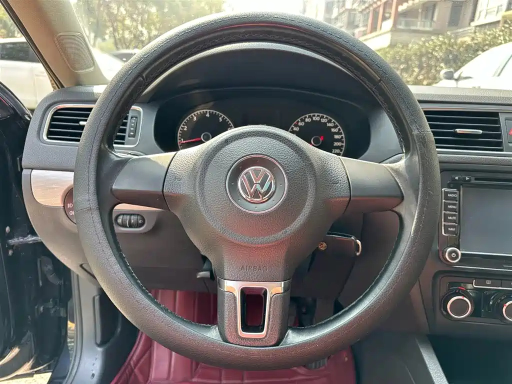 VOLKSWAGEN SAGITAR 2014