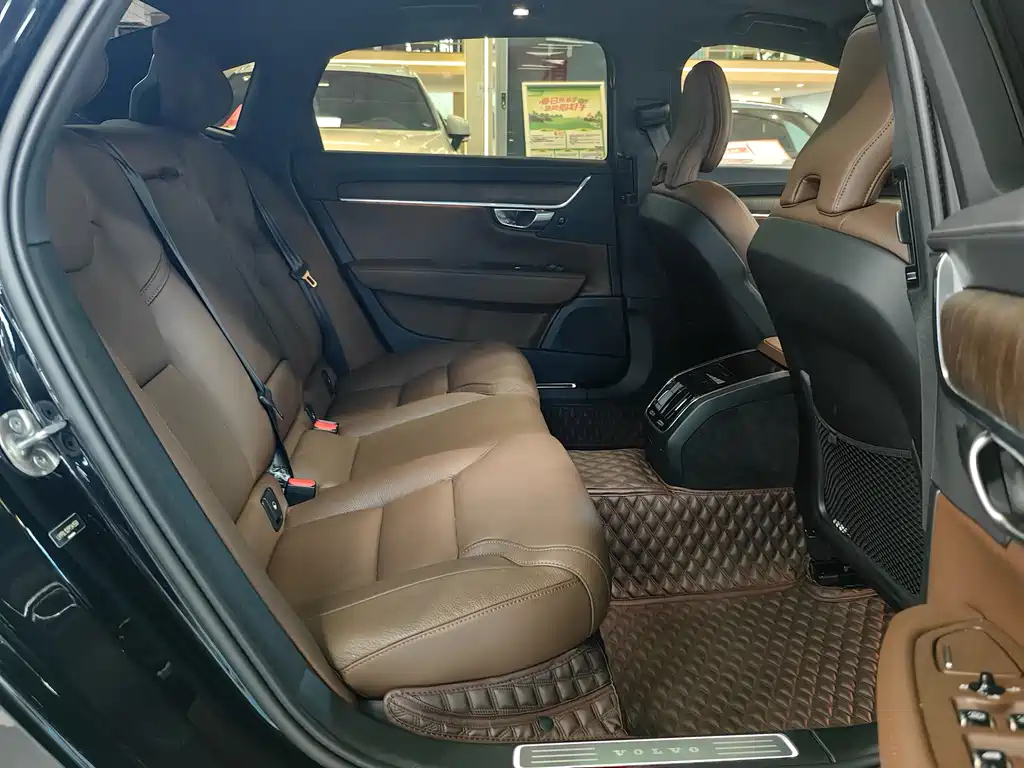 VOLVO S90 2023