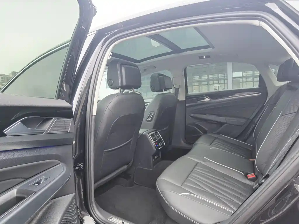 VOLKSWAGEN PASSAT 2023