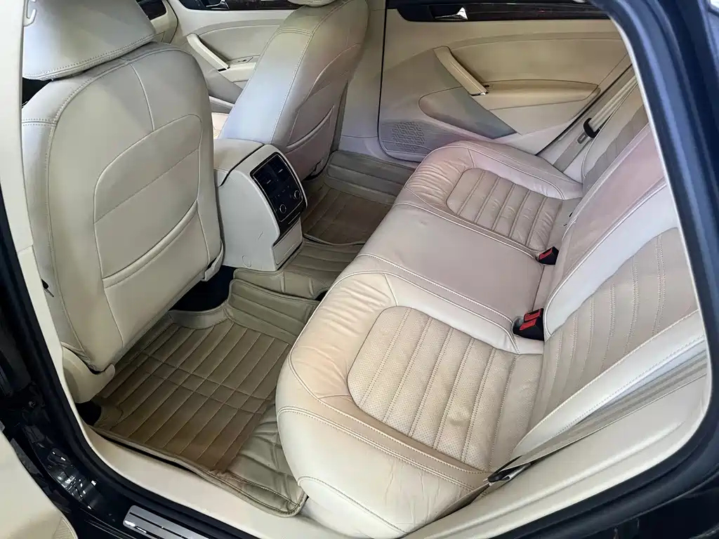 VOLKSWAGEN PASSAT 2012