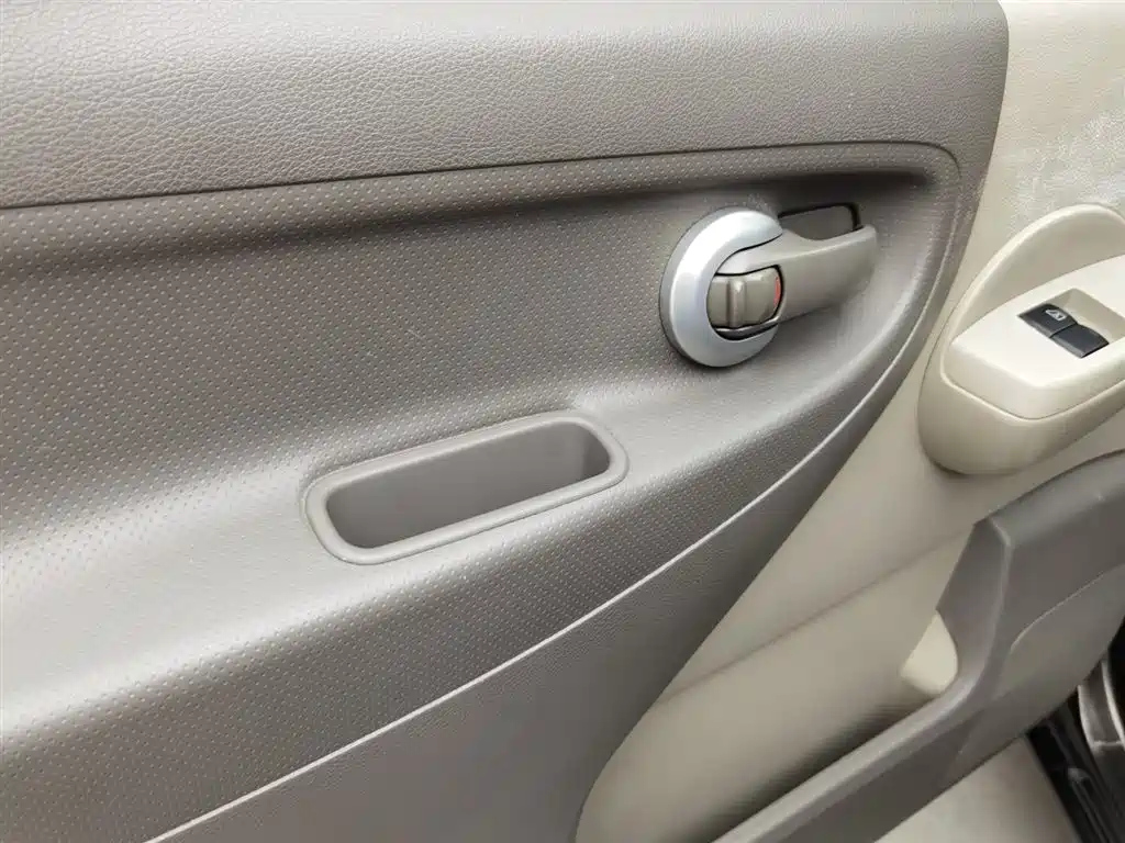 NISSAN NV200 2017