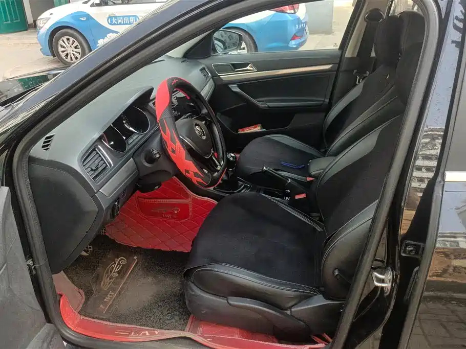 VOLKSWAGEN LAVIDA 2015