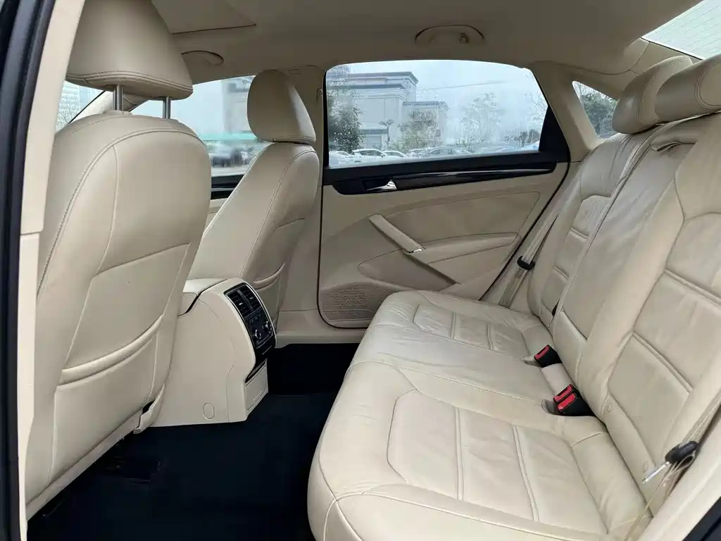 VOLKSWAGEN PASSAT 2012