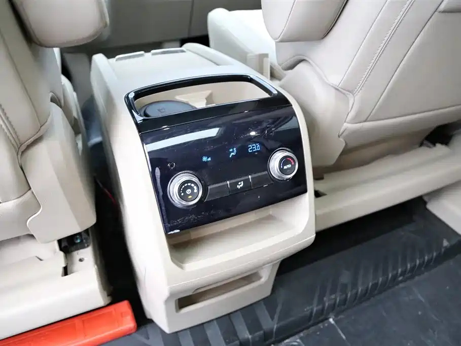 FORD TOUREO 2023