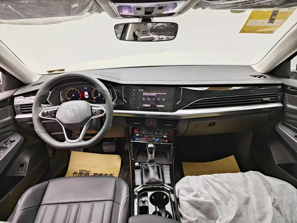 VOLKSWAGEN PASSAT 2024