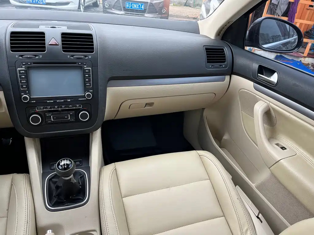 VOLKSWAGEN SAGITAR 2011